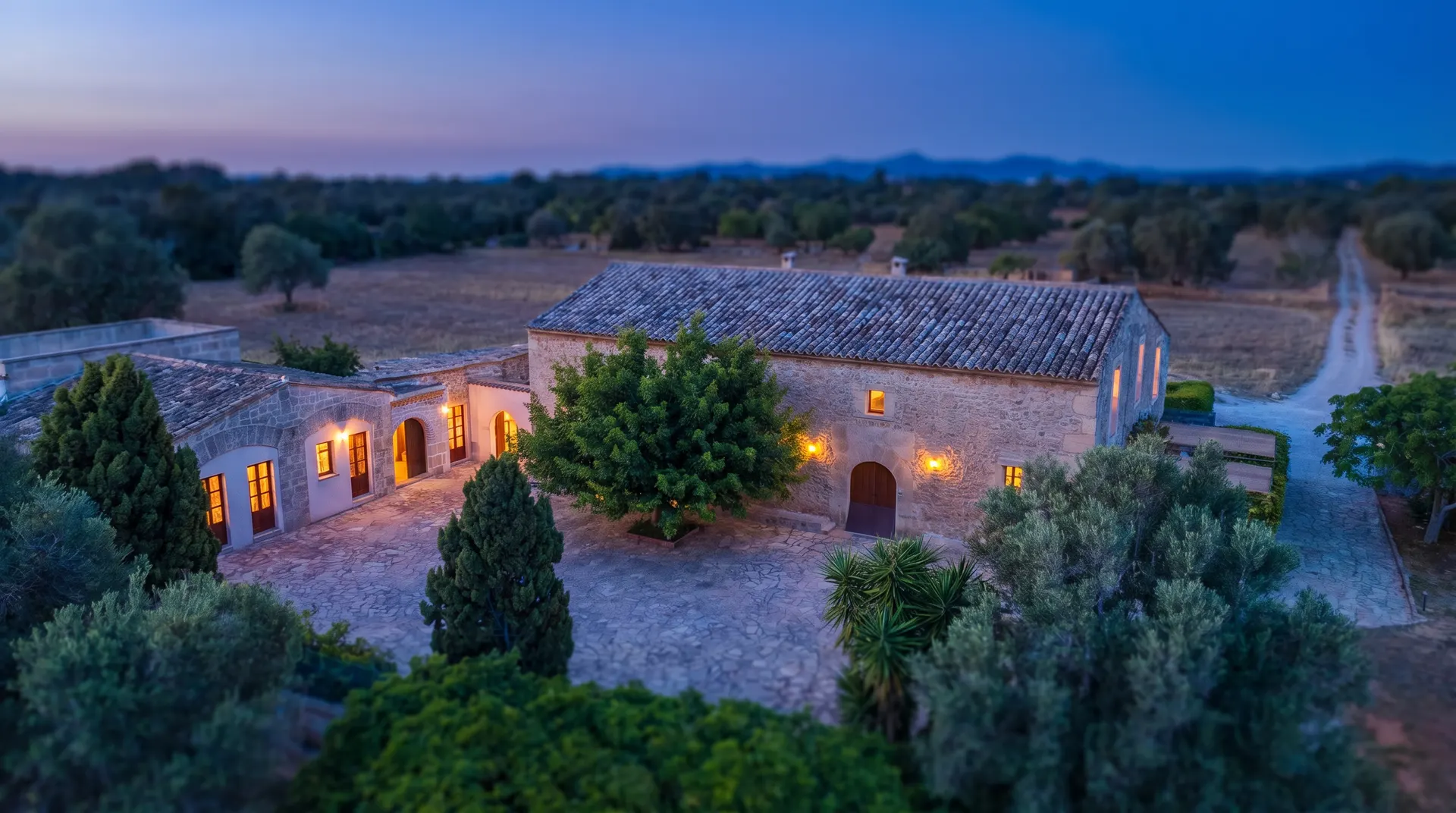 Residencia De Tío Hauptgebäude aus der Vogelperspektive — Sonnenuntergang über Llucmajor