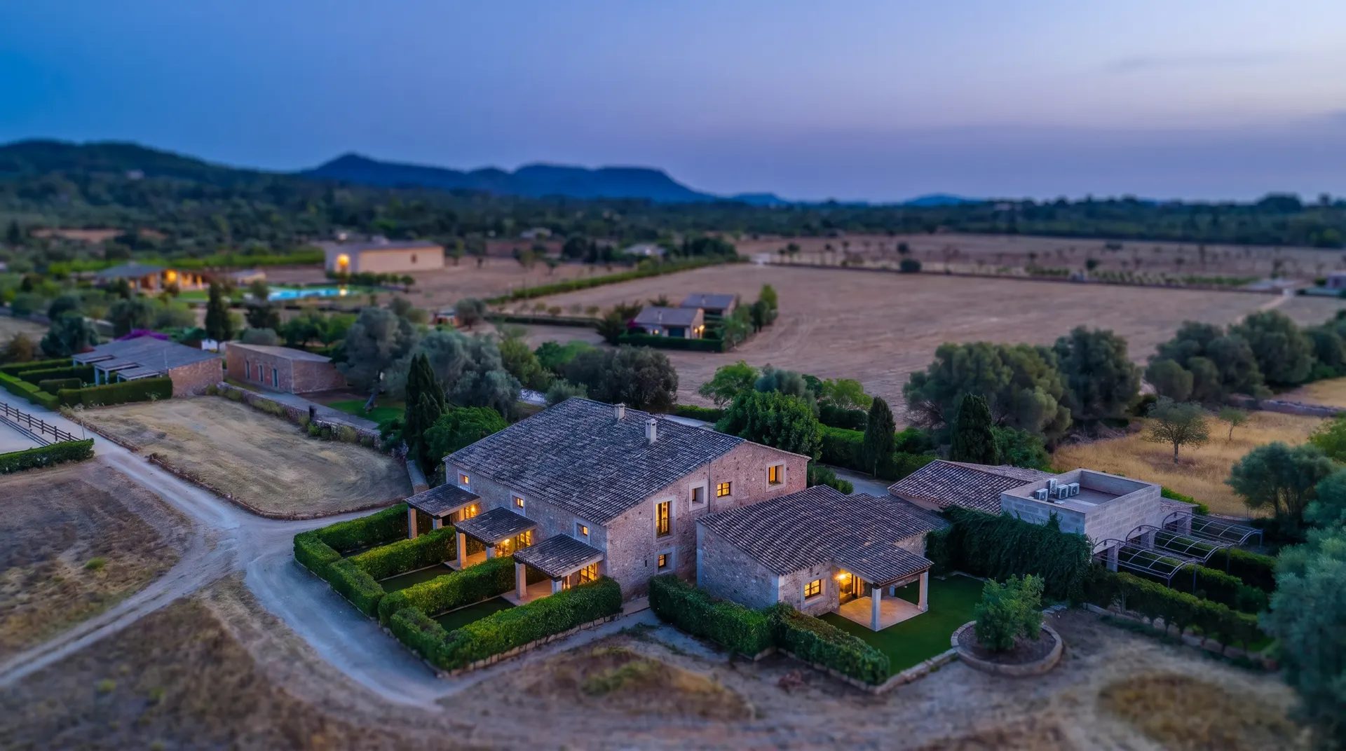 Residencia De Tío Luftaufnahme — Privatanwesen mit Pool und Suiten in Llucmajor, Mallorca, im Abendlicht