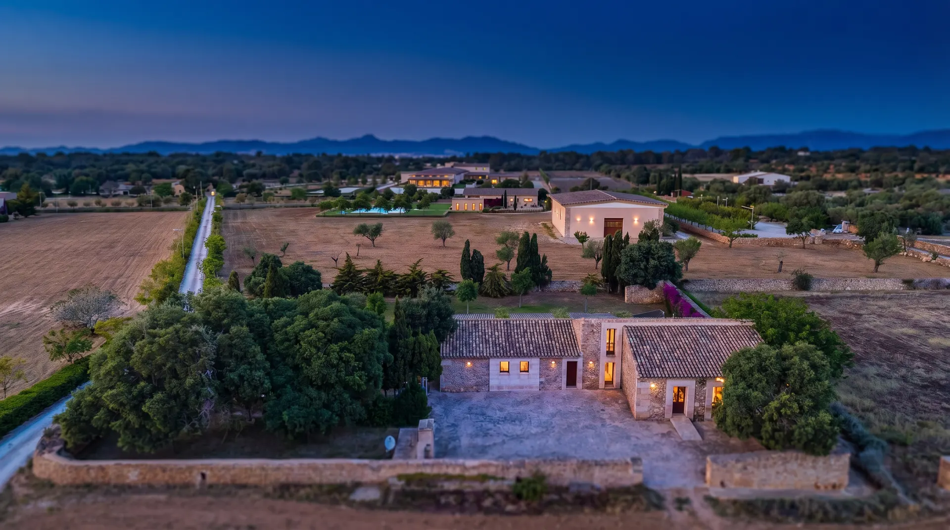 Luxus-Finca mit Pool aus der Luft — Residencia De Tío bei Abendstimmung in Mallorca