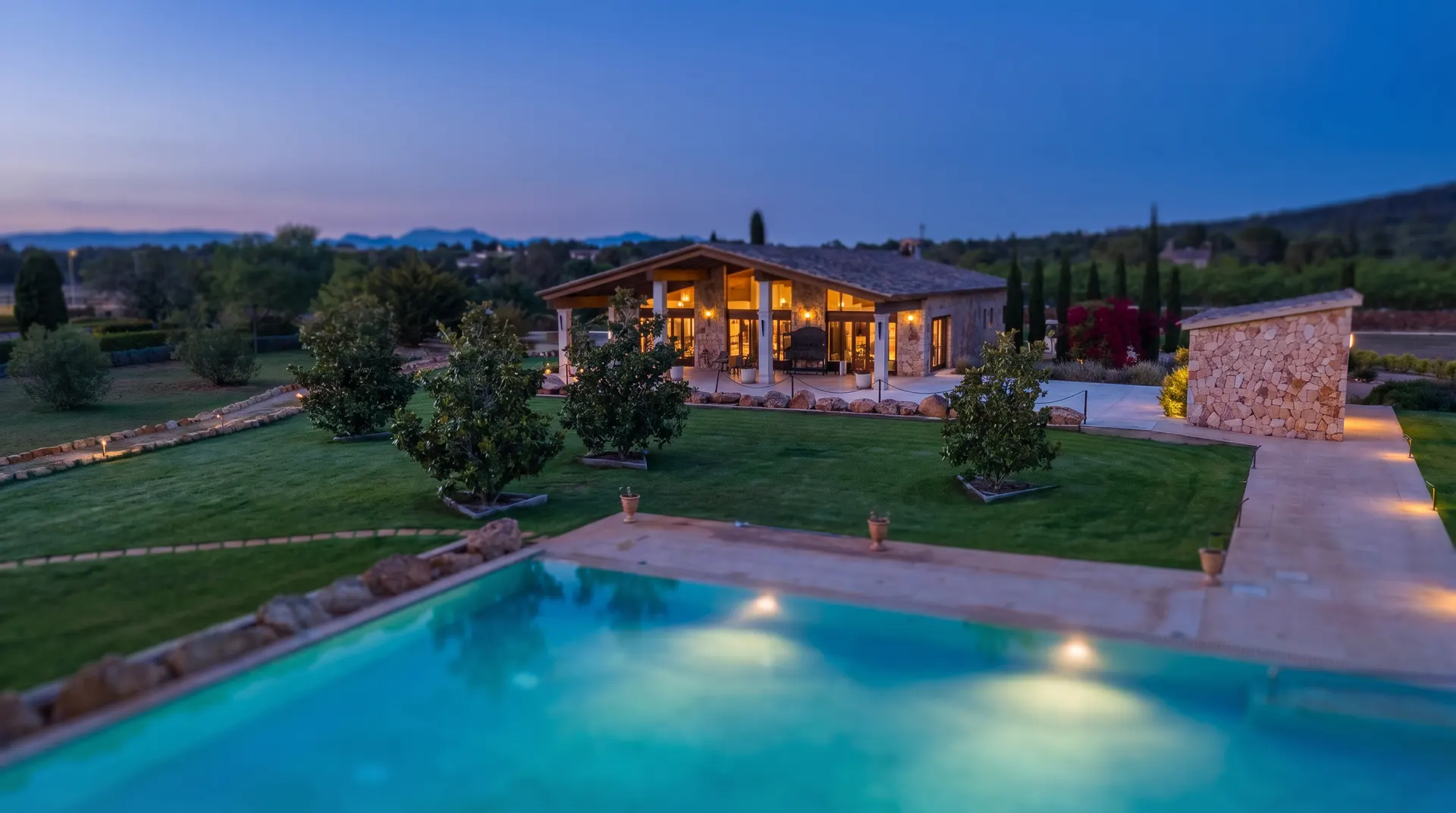 Pool und Hauptgebäude der Residencia De Tío bei Abendstimmung — Llucmajor, Süd-Mallorca