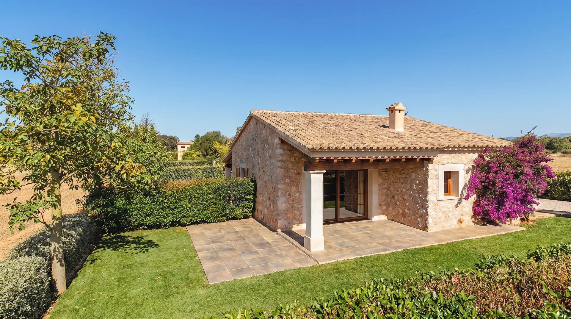 Stein-Suite mit privater Terrasse und Garten der Residencia De Tío, Mallorca, Tageslicht