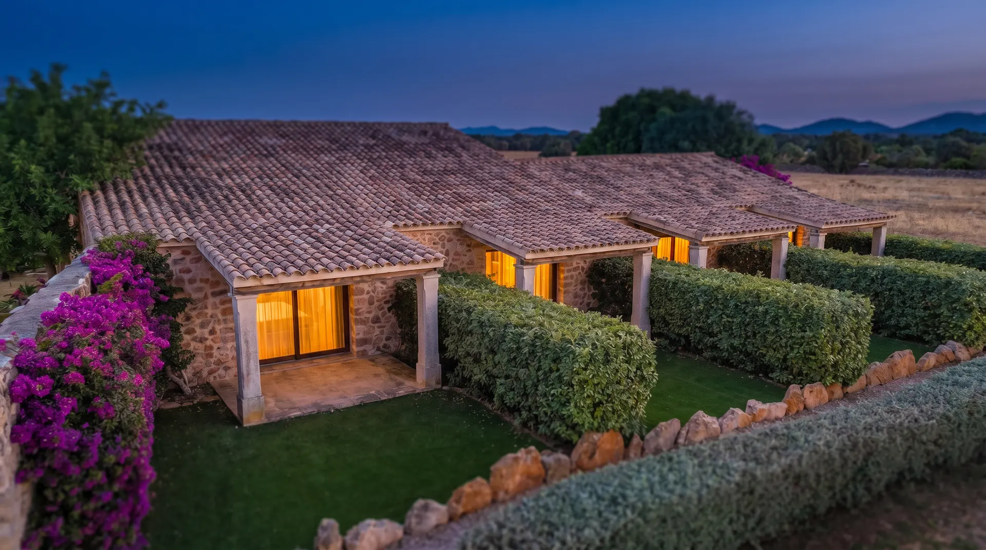 Residencia De Tío Suite-Trakt mit Bougainvillea — mediterrane Stein-Finca in der Dämmerung, Mallorca